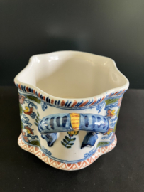 Tichelaar Makkum:  prachtig gedecoreerd polychroom bakje met oren nr 636 hoog 12 cm diep 8 cm breed 18 cm
