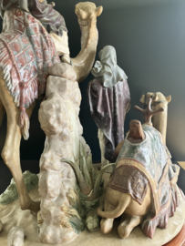 VERKOCHT Lladro porselein: Desert People / Hombres del Desierto ontwerper S.L. Salvador Furió / schilder J. Ruiz 1982-1992 hoog 53 cm matte uitvoering 010013555 Lim.Edit. 351/750