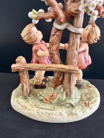 Originele Hummel 635 Fruhlingstanz / Welcome Spring Century Collection 1993 34 cm hoog en 20 cm breed TMK-7 The Hummel Mark 1991-2000