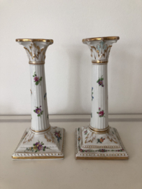 Volkstedt porselein: Twee kandelaren met floraal decor 18 cm hoog