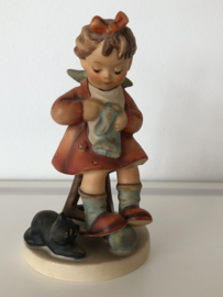 Originele Hummel 133 Mutters Stütze / Mother's Helper 12 cm TMK-5 1979-1991