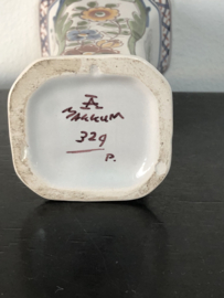 VERKOCHT Makkum Altena & Krooyenga: polychroom  vaasje nr 329 floraal decor hoog 16 cm