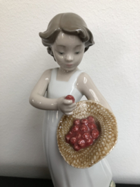 NAO Lladro porselein:  meisje met fruitmandje hoog 21 cm