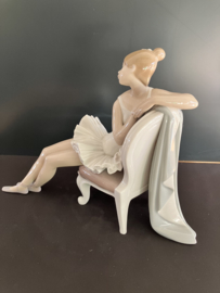Lladro porselein: Classic Dance / Danzarina Sentada Fulgencio Garcia 1973-1985 hoog 24 cm 01004847