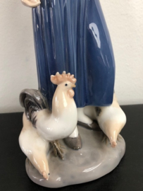 Bing & Grondahl porselein: nr. 2220 Girl Feeding Chickens 23 cm hoog
