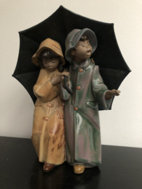 Lladro Gres porselein: Under The Rain / Bajo La Lluvia  Salvador Debón 25 cm hoog 01012077