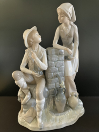 NAO Lladro porselein: Niño y niña en la fuente / Boy and Girl at Fountain 35 cm hoog, 26 cm breed en 15 cm diep