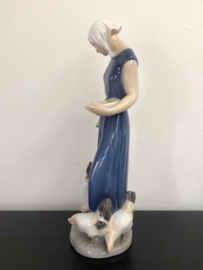 Bing & Grondahl porselein: nr. 2220 Girl Feeding Chickens 23 cm hoog