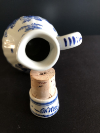 de Porceleyne Fles Delfts Blauw olieflesje 1037 hoog 15 cm DH=1988 schilder JSM Mw JWC Smit 1978-1991