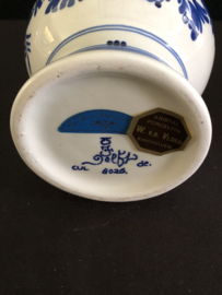 de Porceleyne Fles: Delft Blauwe  vaas 8026 hoog 15 cm DE=1985 schilder CvL  mw. C. vd Vlist 1980-1989