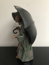 Lladro Gres porselein: Under The Rain / Bajo La Lluvia  Salvador Debón 25 cm hoog 01012077