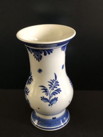 de Porceleyne Fles: Delft Blauwe  vaas 8026 hoog 15 cm DE=1985 schilder CvL  mw. C. vd Vlist 1980-1989
