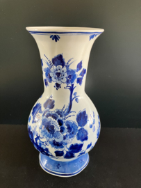 de Porceleyne Fles Delfts Blauwe  vaas 1698 hoogte 22 cm jaarletters CK=1966 schilder R.Ku Mw. C.C.M. Kulker 1962-1969