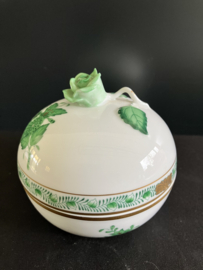 Herend porselein: dekseldoosje met roosje 6182/AV hoog 9 cm doorsnede 9,5 cm Apponyi Vert