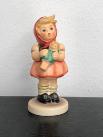 GRATIS BIJ BESTEDING VAN €80,00 OF MEER (max. 1 pp) Originele Clubhummel 239/B Madchen mit Puppe / Girl With Doll 9 cm TMK-8 2000-heden