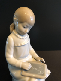 NAO Lladro porselein: Language Lessons / Clases de Idiomas hoog 18,5 cm