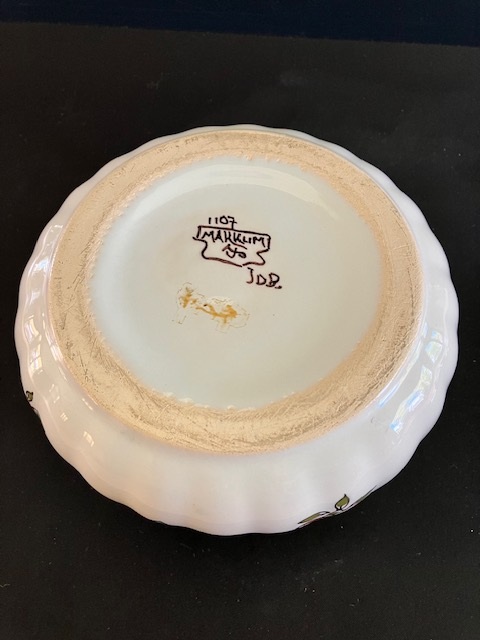 Tichelaar Makkum:  prachtig gedecoreerde polychrome bonbonnière 1107 diameter 15 cm hoogte 10 cm