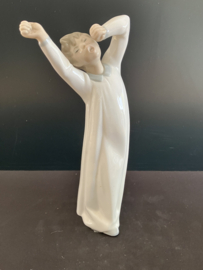 Lladro porselein:  Boy Yawning / Niño Desperezandose Fulgencio Garcia 1974-1999 hoog 22 cm