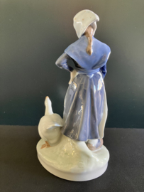 Royal Copenhagen porselein: 528 Girl With Goose van ontwerper Christian Thomsen 18 cm hoog