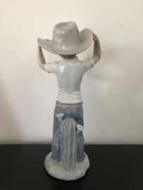 NAO Lladro porselein: Jongen met hoed 26 cm