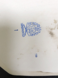 Herend porselein: Beeld pijprokende herder in klederdracht nr. 5427 hoog 31 cm ontwerper Kata Gacser