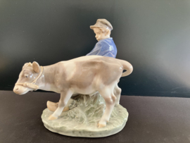 Royal Copenhagen porselein nr 772 Boy With Calf / Dreng med Kalv ontwerp Christian Thompsen hoog 17 cm breed 17 cm diep 10 cm