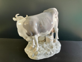 Bing & Grondahl porselein: nr. 2017 Milkmaid and Cow, beeld koe met melkster hoog 19 cm breed 23 cm diep 15 cm