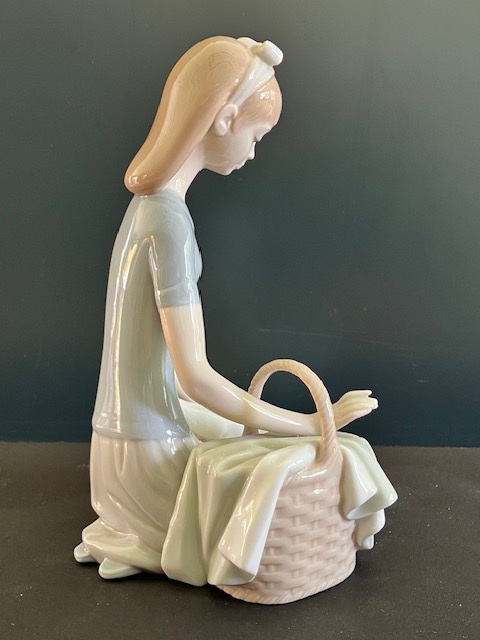 Lladro porselein: Jovencita Con Paloma / Girl With Dove Francisco Català 1974-1982 nr. 01004909 hoog 21 cm