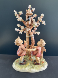 Originele Hummel 635 Fruhlingstanz / Welcome Spring Century Collection 1993 34 cm hoog en 20 cm breed TMK-7 The Hummel Mark 1991-2000