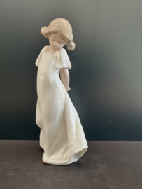 NAO Lladro porselein:  Shy Girl / Chica Timida hoog 21 cm