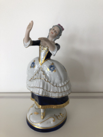 VERKOCHT Royal Dux porselein: beeld van een dansende dame 22 cm hoog