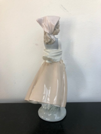 NAO Lladro porselein:  Meisje met hoofddoek en mandje in haar handen 25 cm hoog