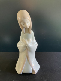 Lladro porselein: Mary / Virgen Belen Juan Huerta 1969-2001 hoog 15 cm breed 7 cm nr. 01004671 en Baby Jesus / Niño Jesus Belen Juan Huerta 1969-2001 hoog 5 cm breed 10 cm nr 01004670