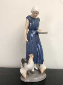 Bing & Grondahl porselein: nr. 2220 Girl Feeding Chickens 23 cm hoog
