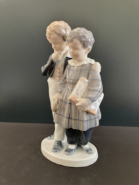 Royal Copenhagen porselein nr. 1761 Escape To America / Flugten til Amerika ontwerp Christian Thomsen hoog 20,5 cm breed 12 cm
