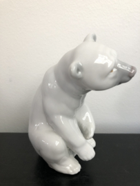 Lladro porselein:  Resting Polar Bear / Osito Bonachon Blanco 01001208 Juan Huerta 1972 hoog 13 cm