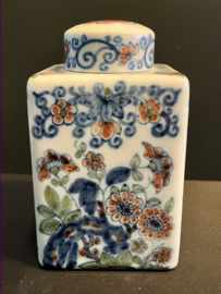 Tichelaar Makkum:  prachtig gedecoreerde polychrome theebus nr 493 hoog 12 cm basis 7,5x7,5 cm