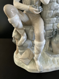 NAO Lladro porselein: Niño y niña en la fuente / Boy and Girl at Fountain 35 cm hoog, 26 cm breed en 15 cm diep