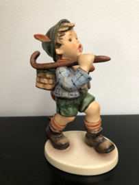 Originele Hummel 327 Der frohe Wanderer / The Run-A-Way 13,5 cm TMK-7 1991-2000
