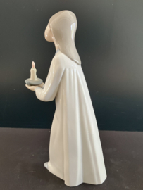 Lladro porselein:  Girl With Candle / Niña En Palmatoria Fulgencio Garcia 1994-2000 hoog 21 cm