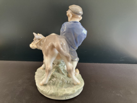 Royal Copenhagen porselein nr 772 Boy With Calf / Dreng med Kalv ontwerp Christian Thompsen hoog 17 cm breed 17 cm diep 10 cm