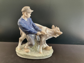 Royal Copenhagen porselein nr 772 Boy With Calf / Dreng med Kalv ontwerp Christian Thompsen hoog 17 cm breed 17 cm diep 10 cm