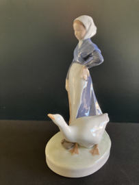 Royal Copenhagen porselein: 528 Girl With Goose van ontwerper Christian Thomsen 18 cm hoog