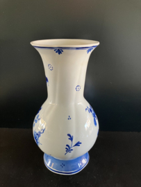 de Porceleyne Fles Delfts Blauwe  vaas 1698 hoogte 22 cm jaarletters CK=1966 schilder R.Ku Mw. C.C.M. Kulker 1962-1969