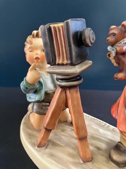 Originele Hummel 2132 Schnappschuss / Camera Ready 14 cm Uitgave ‘in celebration M.I.Hummelclub’ 25 years: 1977-2002