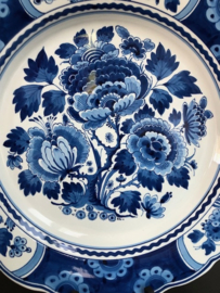 de Porceleyne Fles, prachtig Delfts Blauw  wandbord nr. 1897 bloemen CR= 1972 schilder Tvd. onbekend 41 cm