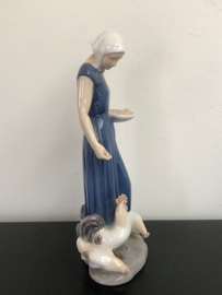 Bing & Grondahl porselein: nr. 2220 Girl Feeding Chickens 23 cm hoog