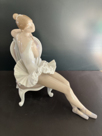 Lladro porselein: Classic Dance / Danzarina Sentada Fulgencio Garcia 1973-1985 hoog 24 cm 01004847