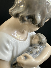 Royal Copenhagen porselein: nr 1938 Girl With Doll / Pige med Dukke ontwerp Adda Bonfils hoog 14 cm breed 11