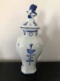 de Porceleyne Fles dekselvaas met leeuwtje CY=1979 schilder AnB (mw. A.J.E. van Breukelen) hoog 22 cm